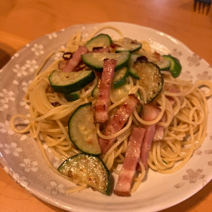 ズッキーニとベーコンのペペロンチーノ!